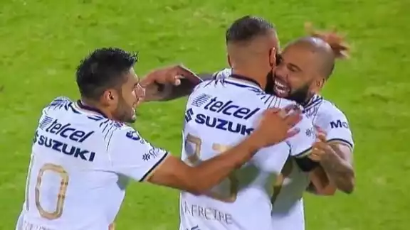 Dani Alves cumplió en su début con Pumas. Foto: @PUMASmx Dani Alves cumplió en su début con Pumas. Foto: @PUMASmx