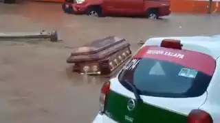 Ataúdes Flotando en Calles de Xalapa, Veracruz, a causa de las fuertes lluvias por el Huracán Grace