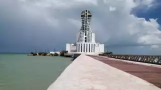 Viento del sur y sureste de 15 a 30 km/h en la región con rachas de 50 a 60 km/h en las costas de la Península de Yucatán