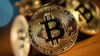 Bitcoin alcanza 100 mil dólares en valor, el más alto en su historia.