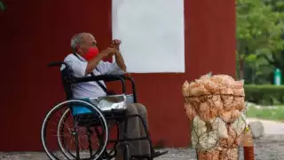 Nacho, de 50 años de edad, ha vivido toda su vida en el pueblo, vende chicharrones, elotes y otro tipo de golosinas a diario para ganarse la vida