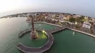 Ciudad del Carmen es de esas ciudades que pasaron de la calma categórica del paraíso tropical al estruendo del progreso