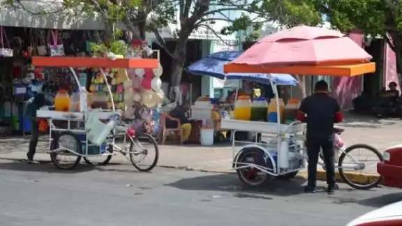 Señalan que los comerciantes que venden sobre la calle 22 salieron del mercadito al aire libre, porque no venden, además que las condiciones de ese espacio impiden que la gente les visite Señalan que los comerciantes que venden sobre la calle 22 salieron del mercadito al aire libre, porque no venden, además que las condiciones de ese espacio impiden que la gente les visite