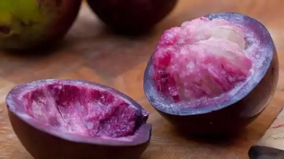 La fruta contiene propiedades astringentes, amargas, emolientes, tónicas, desinfectantes y nutritivas