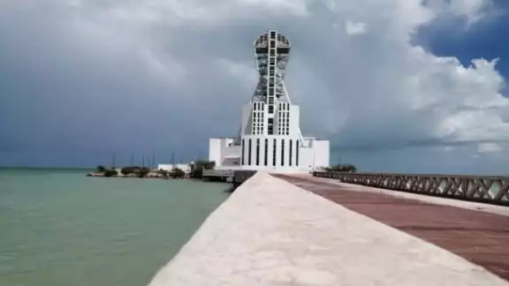 Viento del sur y sureste de 15 a 30 km/h en la región con rachas de 50 a 60 km/h en las costas de la Península de Yucatán Viento del sur y sureste de 15 a 30 km/h en la región con rachas de 50 a 60 km/h en las costas de la Península de Yucatán