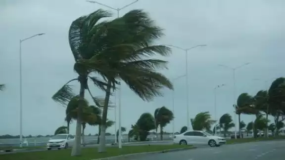 El agua salió por las alcantarillas inundando varias calles en Campeche El agua salió por las alcantarillas inundando varias calles en Campeche