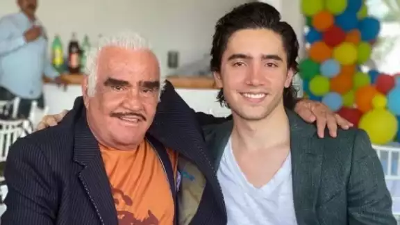El cantante recordó a su abuelo y le dedicó una emotiva canción en su presentación en Guadalajara. El cantante recordó a su abuelo y le dedicó una emotiva canción en su presentación en Guadalajara.