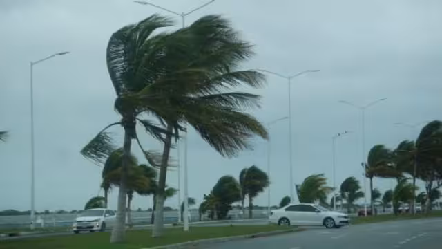 El agua salió por las alcantarillas inundando varias calles en Campeche