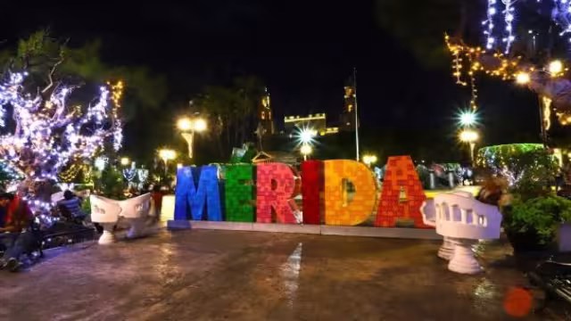Las calles adornadas con luces centellean con un resplandor especial que realza su arquitectura colonial.