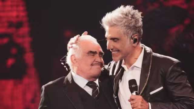 'El Potrillo' recuerda a Vicente Fernández en concierto tras estar al filo de la muerte