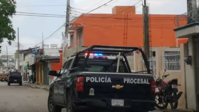 El sujeto al verse rodeado se refugió dentro de un ropero en un domicilio que allanó