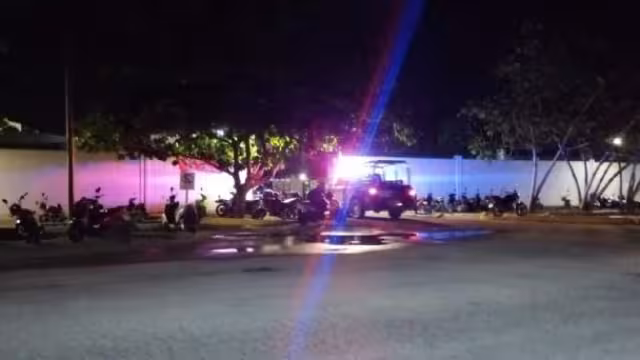 El hombre se desvaneció cuando iba al baño en Seguridad Pública de Playa del Carmen, perdiendo la vida