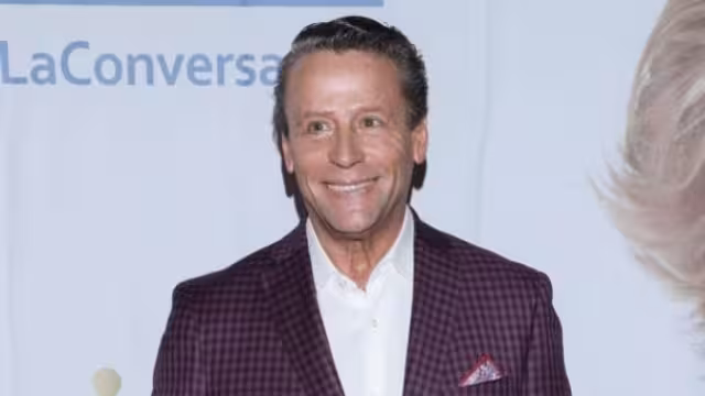 El actor y ex candidato político aseguró que revivirá sus mejores épocas anunciando ropa interior