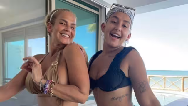 Niurka y Romina Marcos hacen el Thalía Challenge y terminan jalándose los cabellos