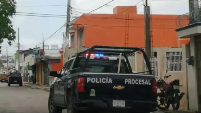El sujeto al verse rodeado se refugió dentro de un ropero en un domicilio que allanó