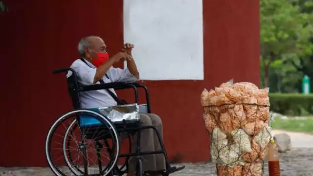 Nacho, de 50 años de edad, ha vivido toda su vida en el pueblo, vende chicharrones, elotes y otro tipo de golosinas a diario para ganarse la vida