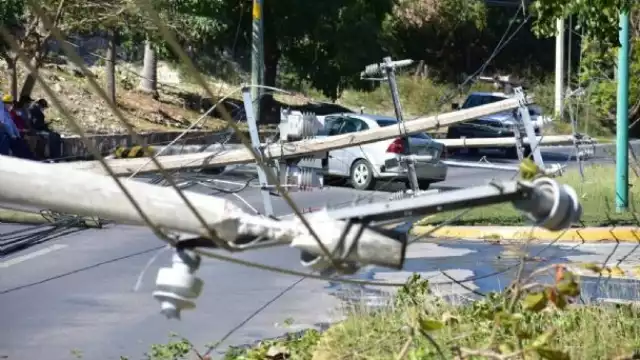 A la semana se reportan de 4 a 5 caídas de postes por colisión