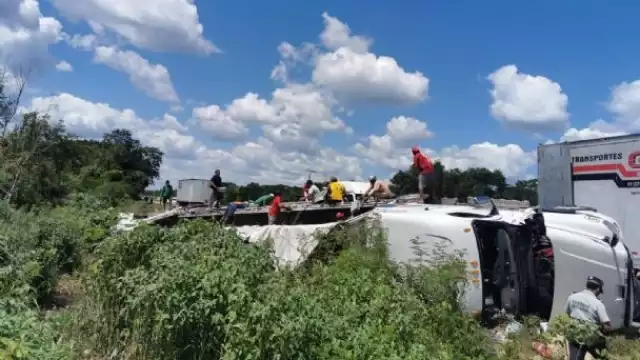 Personal de la Guardia Nacional acordonaron la zona para evitar que siguiera el saqueo