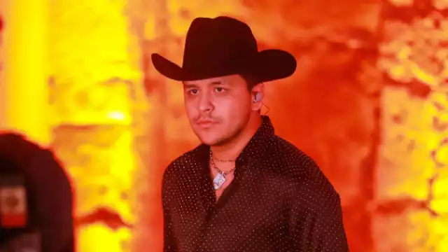 Christian Nodal fue víctima de un mal paso, sufriendo una caída en pleno escenario durante su más reciente concierto en Guatemala.