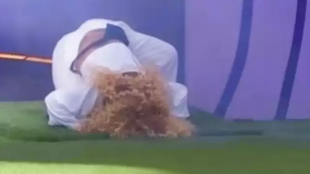 Al ingresar a 'La Casa de los Famosos', Niurka se arrodilló y besó el suelo. Foto: Especial