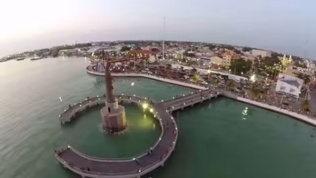 Ciudad del Carmen es de esas ciudades que pasaron de la calma categórica del paraíso tropical al estruendo del progreso