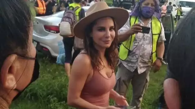 Martha Higareda se mostró accesible con la gente. Foto: Facebook Yudit TZ