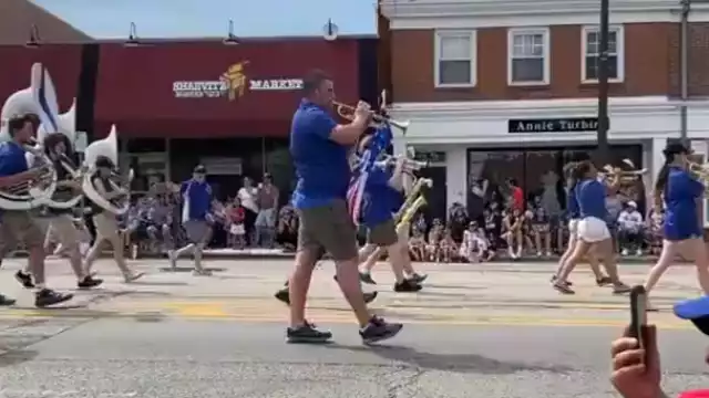 El desfile fue detenido al escuchar el sonido del arma de fuego