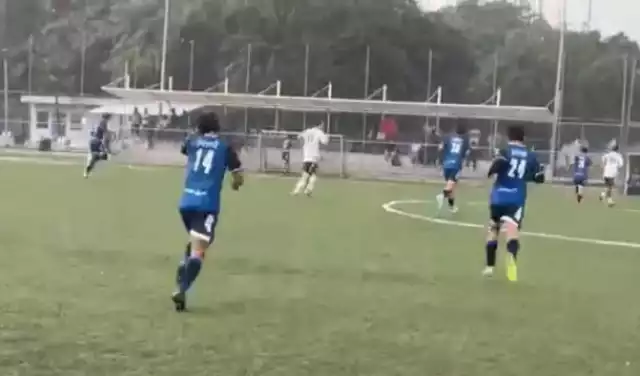 Los futbolistas salieron corriendo del terreno de juego.