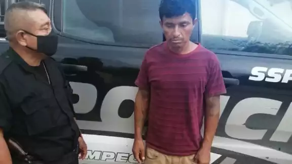 El ladrón intentó esconderse en un predio abandonado pero fue descubierto por elementos policiales El ladrón intentó esconderse en un predio abandonado pero fue descubierto por elementos policiales