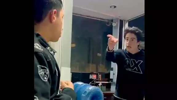 El joven fue captado cuando golpeó al guardia de seguridad que no le levantó la plumilla del fraccionamiento