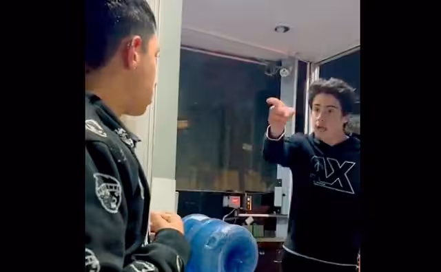 El joven fue captado cuando golpeó al guardia de seguridad que no le levantó la plumilla del fraccionamiento