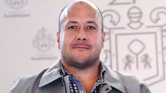 Enrique Alfaro aceptó que tuvo una amistad con Naasón Joaquín, pero recalcó que si comentó un delito, debe pagar por él