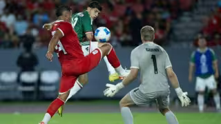 Richard Ledezma y Brian Gutiérrez criticados por no cantar el himno nacional en debut con el Tri