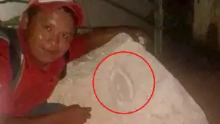 La figura fue descubierta en una piedra, por lo que le colocaron una veladora