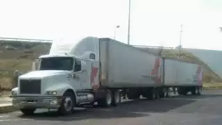 Policías interceptaron un camión en el entronque a Hoctún