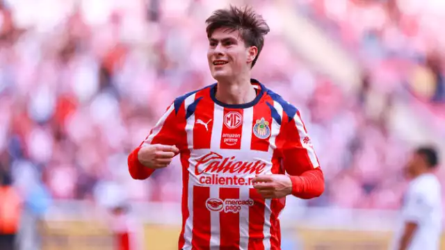 El jugador de Chivas no dejó pasar la oportunidad en plena concentración del Tri