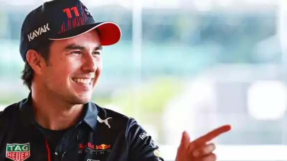 Checo Pérez compartirá la fila con Carlos Sainz