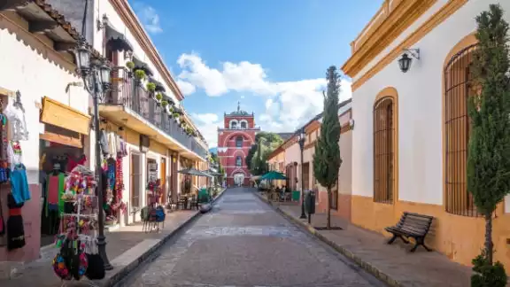 • Chiapas se caracteriza por la calidez de su pueblo y su gente, así como por sus bellezas naturales • Chiapas se caracteriza por la calidez de su pueblo y su gente, así como por sus bellezas naturales