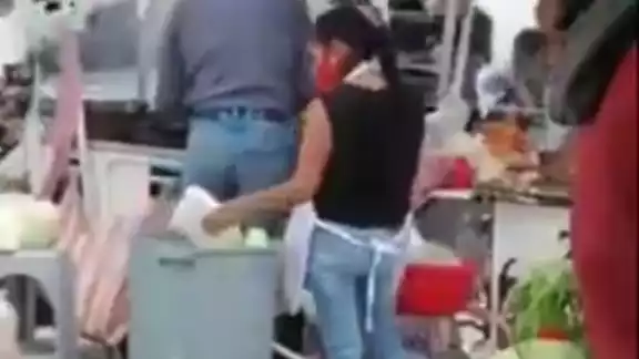 Estos vendedores de comida reutilizan los platos que ya estaban en la basura Estos vendedores de comida reutilizan los platos que ya estaban en la basura
