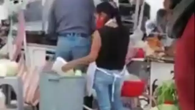 Estos vendedores de comida reutilizan los platos que ya estaban en la basura
