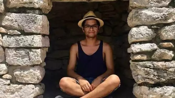 El joven busca poder expresarse de una forma que identifique a los demás El joven busca poder expresarse de una forma que identifique a los demás