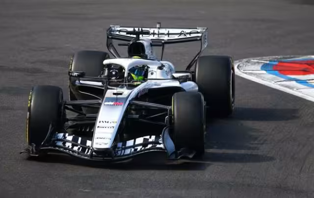 Sufre incendio el auto de Checo