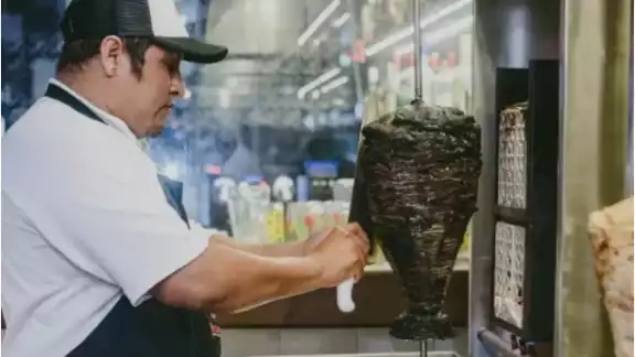 El pastor negro nacido en Yucatán tiene un sabor más condimentado y delicioso que su versión tradicional El pastor negro nacido en Yucatán tiene un sabor más condimentado y delicioso que su versión tradicional