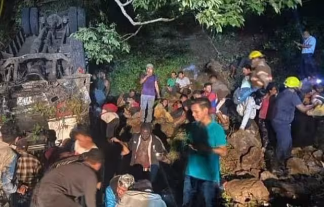 Servicios de emergencia atienden el accidente. Foto: Especial