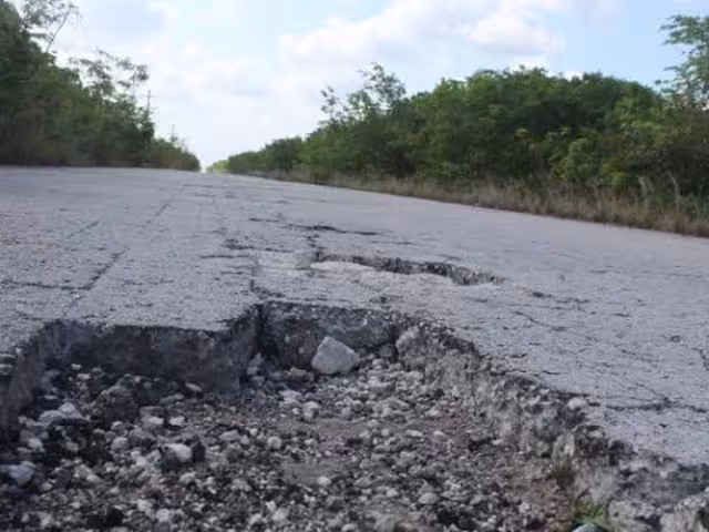 La falta de mantenimiento afecta a trabajadores que conducen por la zona