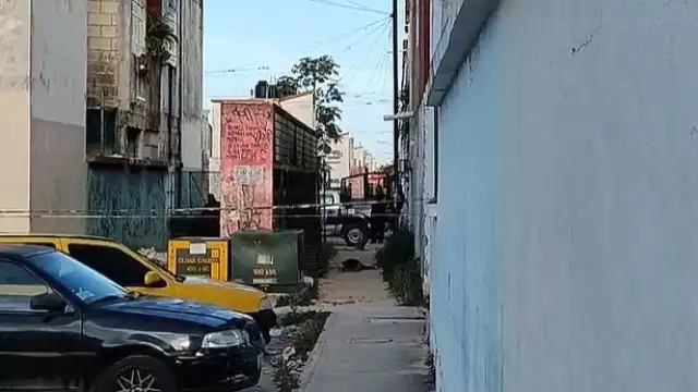 El joven estuvo tirado por varios minutos, mientras se esperaba el arribo del Servicio Médico Forense