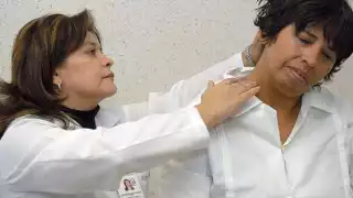 Este virus se transmite por contacto directo con una persona infectada o por aire, a través de gotas de saliva expulsadas