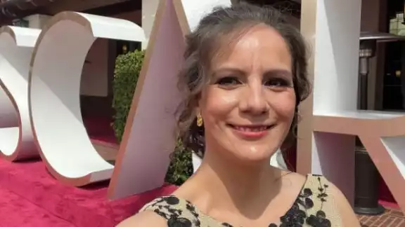 La mexicana lució un hermoso vestido del diseñador Claver Munguía La mexicana lució un hermoso vestido del diseñador Claver Munguía