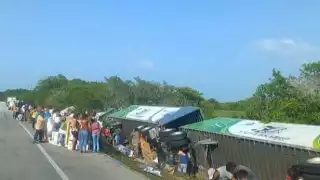 Pobladores de la zona aprovecharon que el tráiler volcó para llevarse su carga. Foto: Pedro Díaz