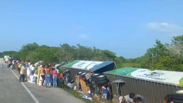 Pobladores de la zona aprovecharon que el tráiler volcó para llevarse su carga. Foto: Pedro Díaz